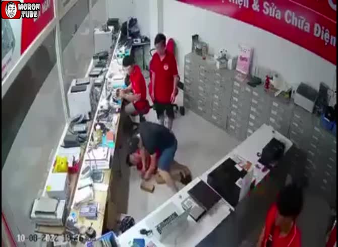 Video :He beats up an employee he believes is stealing money (Warning - disturbing)
